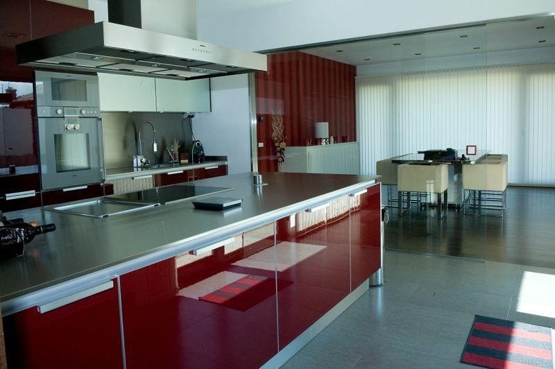 cocina abierta en color rojo