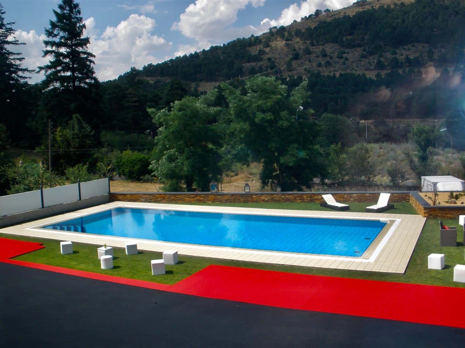 PISCINA EN UN JARDÍN DE OBRA